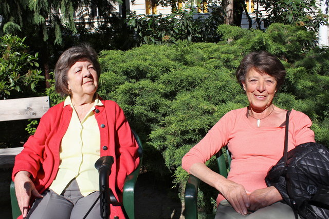 Margaretha und Tochter Friederike genießen die Ruheoase im kleinen Loquaipark