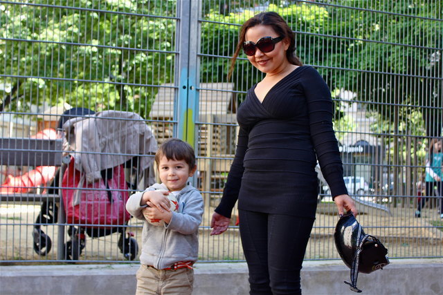 Ideal für kleine und große Kicker: Babysitter Gulsada mit Fußballfan Leopold im Karl Farkas Park.