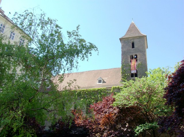 Die Ruprechts-Kirche im Sonnenschein eines Frühlingstages.