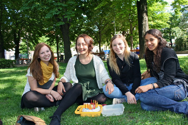 Geburtstag feiern im Esterhazypark: Lisa, Geburtstagskind Hannah, Anna Lena und Aurelia genießen Torte und schönes Wetter