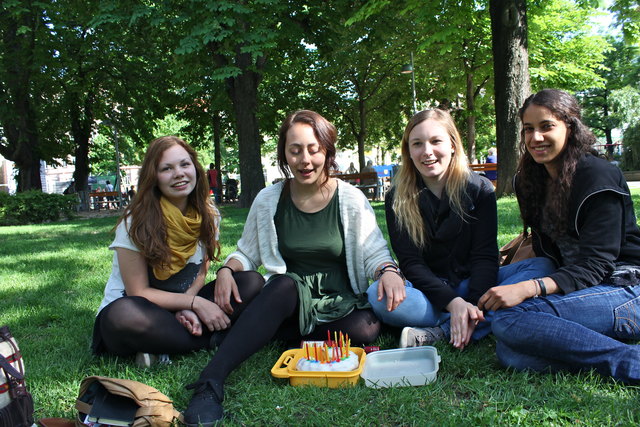 Geburtstag feiern im Esterhazypark: Lisa, Geburtstagskind Hannah, Anna Lena und Aurelia genießen Torte und schönes Wetter
