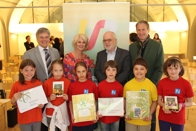 LH Peter Kaiser mit designiertem Landesschulratspräsident Rudolf Altersberger, Landesschulinspektorin für Minderheitenschulwesen Sabine Sandrieser und Ministerialrat Wilhelm Wolf vom BMUKK und Kindern der zweisprachigen VS 24 in Klagenfurt.