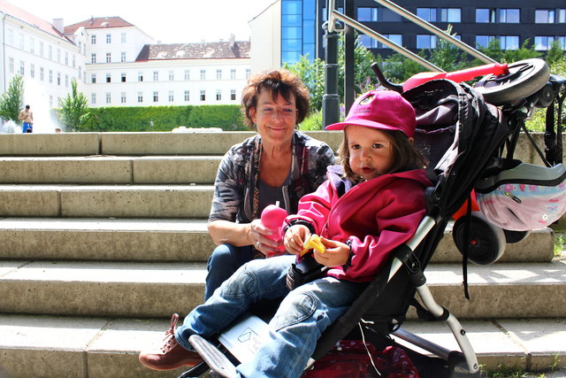 Die kleine Ella kommt oft mit Oma Jeannie in den Weghuberpark.