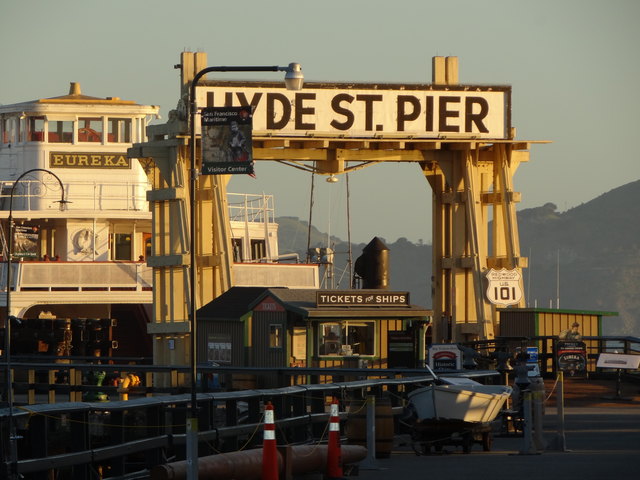 Erste Frühlingssonnenstrahlen im Hafen von San Francisco