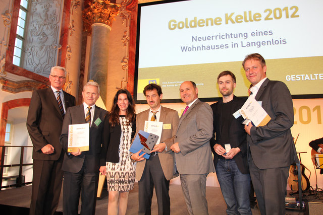 Goldene Kelle für ein neu errichtetes Wohnhaus in Langenlois: Landesbaudirektor DI Peter Morwitzer, Bgm. Hubert Meisl, DI Petra Eichlinger, DI Josef Hauer, LH-Stv. Mag. Wolfgang Sobotka, DI Martin Wagensonner, DI Karl Gruber