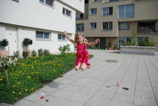 Endlich Frühling: Luftsprung vor Freude