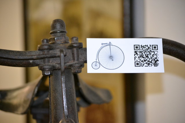 Im Bezirksmuseum, der Herzogsburg in der Braunauer Altstadt können Smartphone-Besitzer  Infos über Hochrad (Abb.) und Ritterzeit  herunterladen. Tamara Rachbauer ist für die moderne Umsetzung verantwortlich.