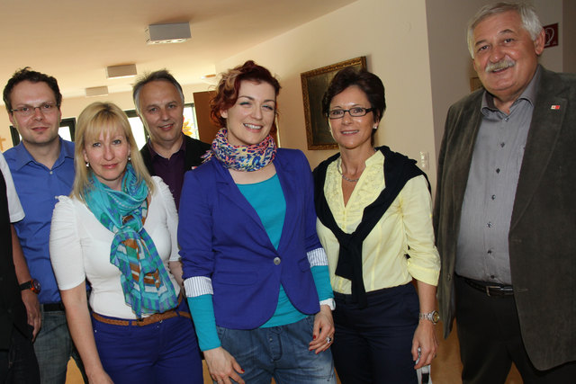 Alfred Schreiner, Reinhard Mund und Karl Lang von der AK gratulierten Johanna Hafner zur Wahl. | Foto: Arbeiterkammer