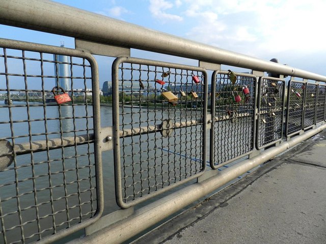 Liebesbekundungen bei der Floridsdorfer Brücke