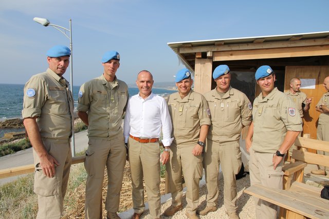Der Hr. Bundesminister mit Mistelbacher Soldaten
Personen v.l.: Manfred Göstl, Matthias Hirsch, Hr. Mag. Gerald Klug, Kommandant Hans-Peter Hohlweg, Erich Schabmann, Lukas Emich.