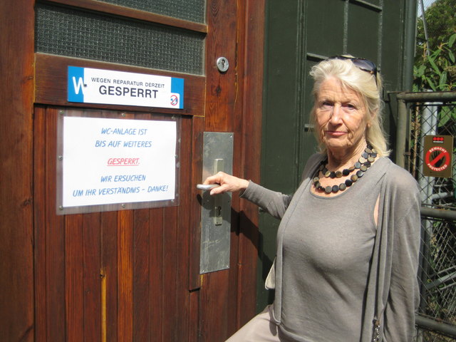 Auch Heide Anzenhofer vom Josefstädter Umweltausschuss steht vor verschlossenen Türen beim öffentlichen WC im Schönborpark.