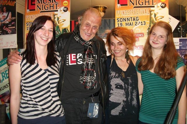 Die Siegerinnen Victoria Vorraber, Anna Schrems und Teresa Griesebner (v.l.n.r.) mit Slammaster Tschif Windisch