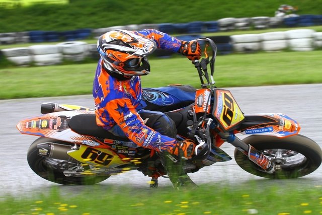 Rudi Bauer, der heuer für KTM Bauerschmidt startet, fährt sowohl heimische, als auch deutsche Meisterschaft.