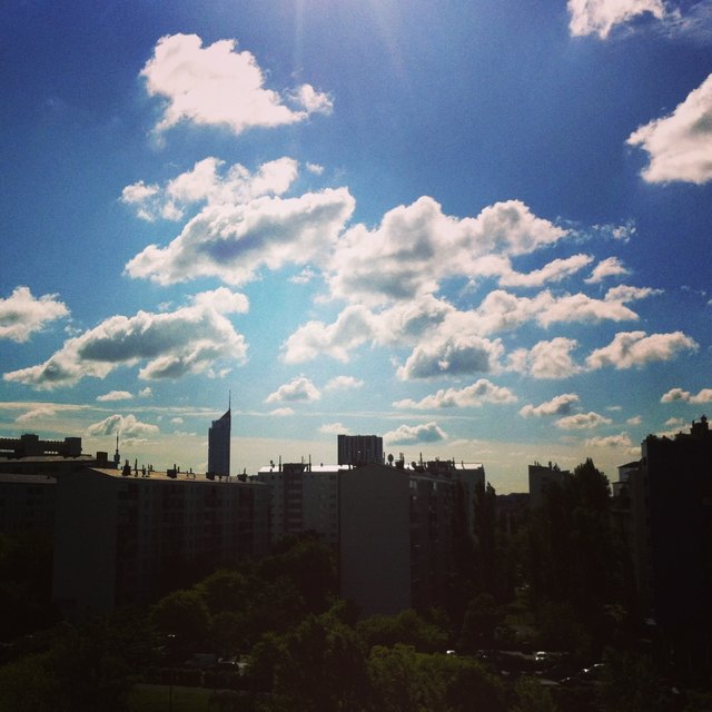 Frühling in Wien mit Zuckerwatte am Himmel