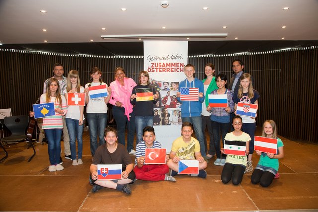 HS-Direktor Wolfgang Zingerle, LR Tina Widmann, Michaela Grubmüller und Bahri Trojer mit Schülern.