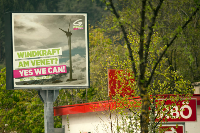 Im April war diese Werbung der Tiroler Grünen für erneuerbare Energie (Windenergie vom Venet) im Talkessel Landeck - Zams zu sehen. Copyright Ing. Günter Kramarcsik.