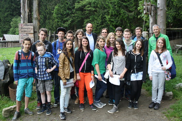 Zu Beginn der Führung gab's ein Gruppenfoto: Die Schüler der 3b mit Direktor Harald Klogger und Helga Steger (ganz hinten von links) sowie den Lehrern Walter Hofer und Max Wimmler (ganz hinten von rechts)