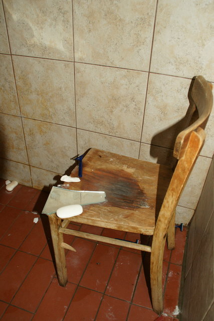 Die Dusche mit der Spiegelscherbe zum Rasieren.