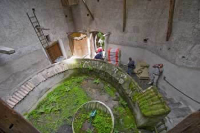 im inneren Bereich - Regenwasser wird hier unten aufgefangen, versickert und gelangt in den Brunnen - so war die Trinkwassergewinnung