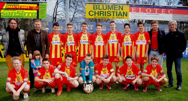 Die Mannschaft des ASCO ATSV Wolfsberg U14/B mit den Sponsoren bei der Dressenübergabe
