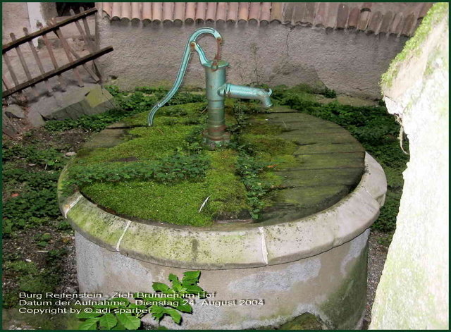 mit dieser Pumpe wird moderner Weise das Wasser aus dem Brunnen gewonnen - früher holte man es noch mit Eimern hoch