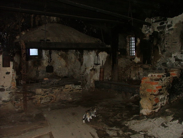 die Küche - durch das offene Feuer ist es sehr verrust