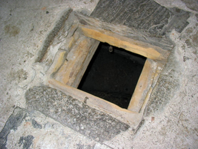 die Falltüre hinunter zum Verließ