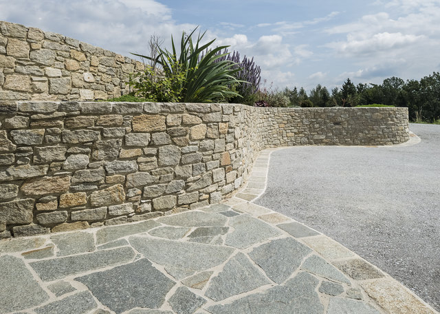 Natur- und Betonwerkstein mit Fachberatung jetzt bei C.Bergmann. Für hochwertigen Gartenbau und edles Ambiente!