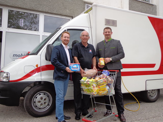 Schatzmeister Edwin Schachenhofer, Leo Polchlatko vom Roten Kreuz und Leo-Präsident Manuel L. Mair. | Foto: Leo Club