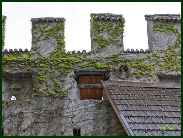 aus solchen Klappen (jetzt mit Holz verschlossen) wurde heißer Teer zur Verteidigung hinunter geschüttet
