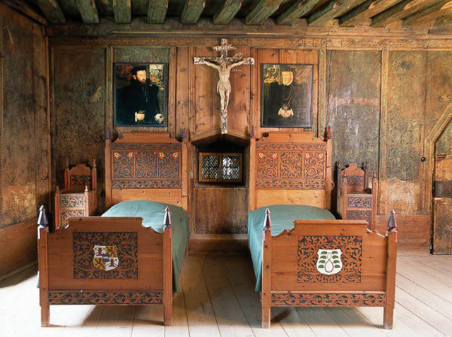 selbst die Holzwände wurden bemalt - leider musste man sie wegen der "Pest" kalken und konnten darunter nicht mehr vollständig hergestellt werden