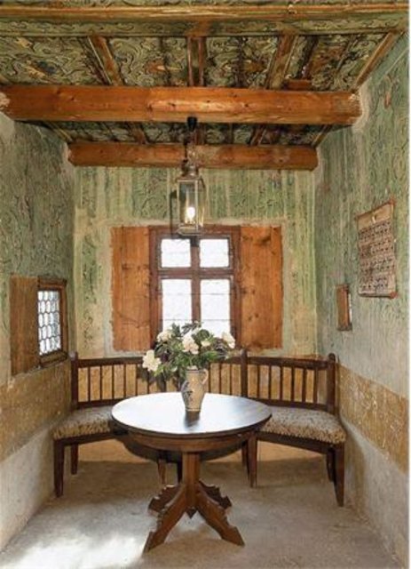 früher gehörte die Burg einem Orden - solche Männer konnten auch lesen und nützten das Tageslicht