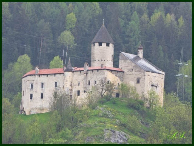 die Burg Sprechenstein liegt direkt gegenüber von Reifenstein