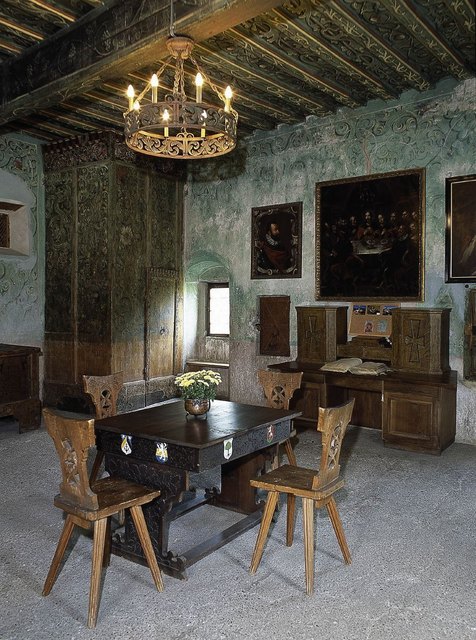 ein prachtvoller Raum mit beeindruckender Malerei