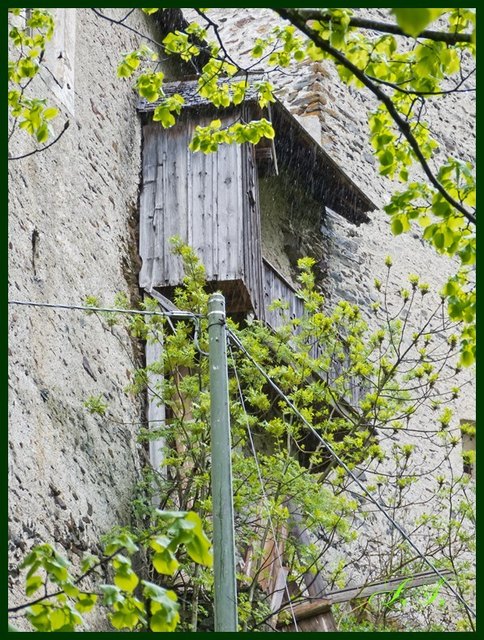 das noch letzte vorhandene "Plumsklo" mit Balkon an der Außenmauer