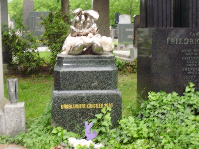 Bei der gestrigen Friedhofsführung wurde uns erzählt, dass dieses Kunstwerk (ein Hase mit einem Kind im Arm) eines Tages hier stand. Nach wie vor weiß niemand, wer der unbekannte Künstler ist.