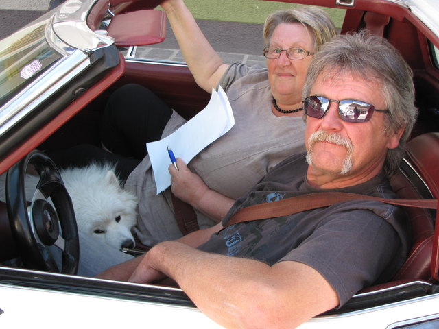 Hund passend zum Auto - oder umgekehrt? Jedenfalls hatten Wilhelm, Helene und Emil Spaß.