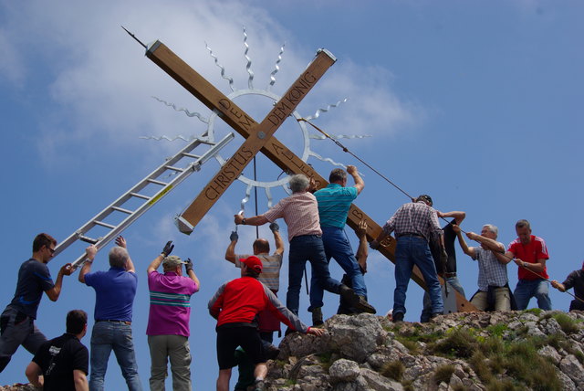 Mit vereinten Kräften wurde das neue Gipfelkreuz auf dem Schieferstein (Gemeindegebiet Reichraming) aufgestellt.