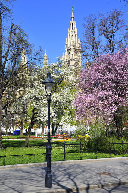Rathaus im Frühling