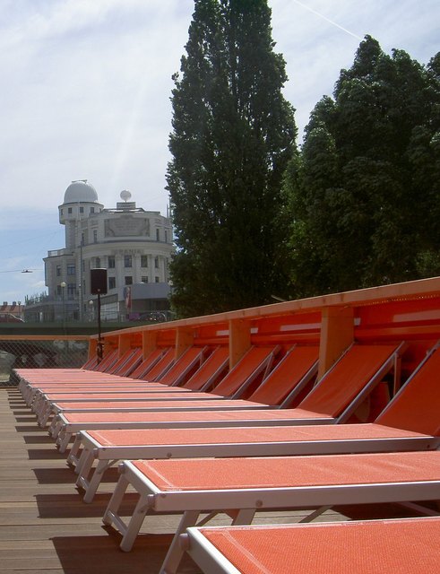 Frühling am Badeschiff - noch ist es etwas zu kühl doch schon bald werden Besucher die Sonnenliegen und das Schwimmbecken am Donaukanal benutzen . . .