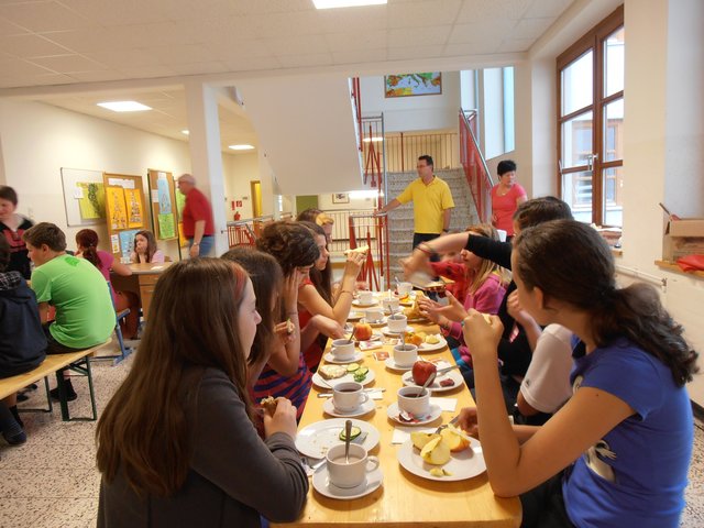 Die Schüler frühstückten gemeinsam, um fit in den Tag zu gehen. | Foto: KK