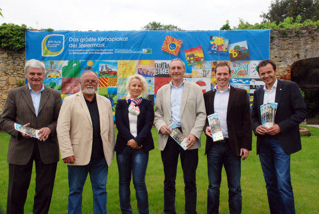 Die Organisatoren der Klimabündnis-Jahreskonferenz vor dem Klimaschutzplakat im Schlosspark Hartberg. | Foto: KK