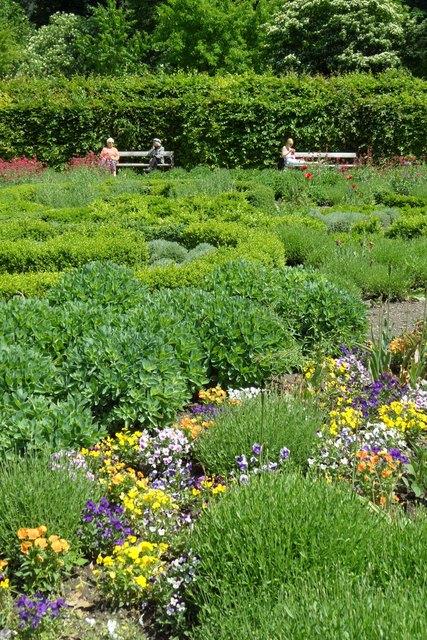 Im Garten des Palais Lichtenstein ist der Frühling schon zu spühren - die Parkbänke sind alle schon besetzt . . .