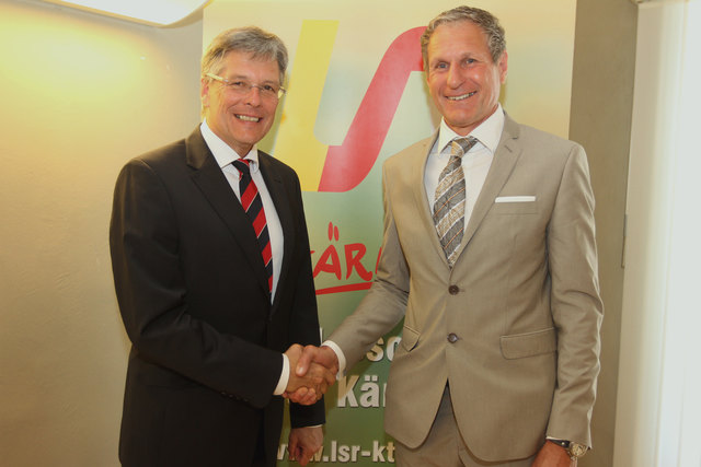 Landeshauptmann Peter Kaiser gratuliert dem neuen amtsführenden Präsidenten des Landesschulrates Rudolf Altersberger.