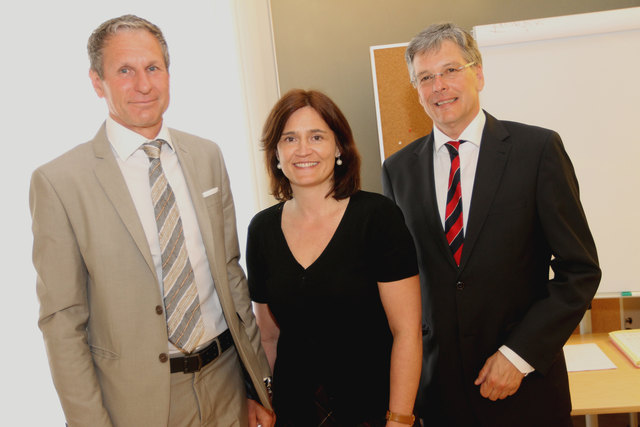 Landeshauptmann Peter Kaiser gratuliert dem neuen amtsführenden Präsidenten des Landesschulrates Rudolf Altersberger und seiner Vizepräsidentin Elisabeth Dieringer-Granza. | Foto: Foto Blitzlicht/Wajand