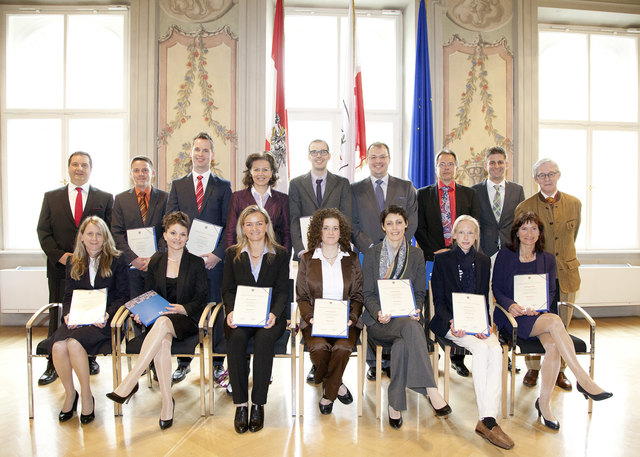 LR Zoller-Frischauf mit Klaus Hilber, Präsident der Kammer der Wirtschaftstreuhänder für Tirol (2.R.,1.v.l.), dem ehemaligen Kammer-Vizepräsidenten Alois Pircher (2.R.,1.v.r.) und den neuen SteuerberaterInnen und WirtschaftsprüferInnen. | Foto: Julia Türtscher