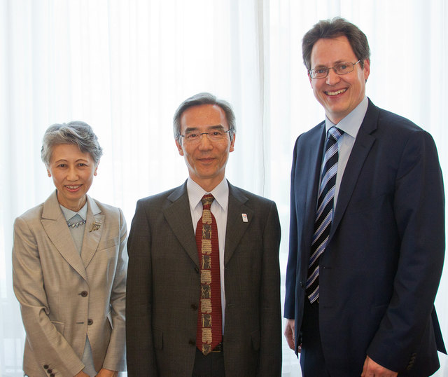 Botschafter Shigeo Iwatani und seine Frau wurden vom Betreiber der Parkresidenz Döbling, Rainer Trefelik (r.), begrüßt. | Foto: Foto: PRD/Klemm