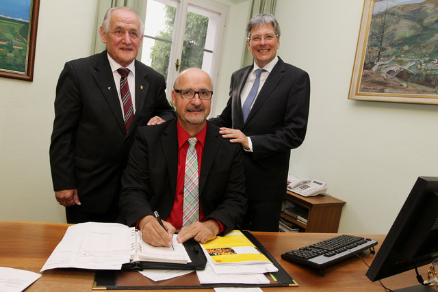 Fotos Blitzlicht/Wajand
BU 14: Landeshauptmann Peter Kaiser mit Treffens Altbürgermeister Karl Wuggenig und seinem Nachfolger Klaus Glanznig.