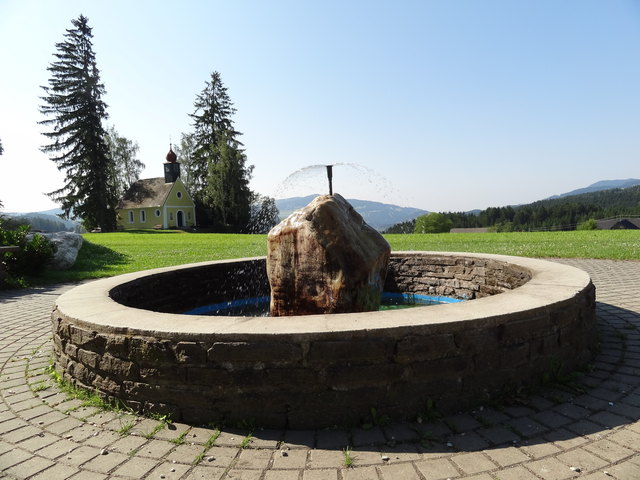 Waisenegg Kapelle und Dorfbrunnen