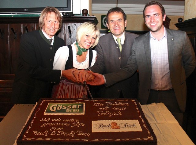 Gösserbräu-Hausherr Jörg Wanik mit Gattin Margit sowie Josef Resch mit Sohn Georg (v.l.) beim Anschneiden der Torte. | Foto: Schmidberger